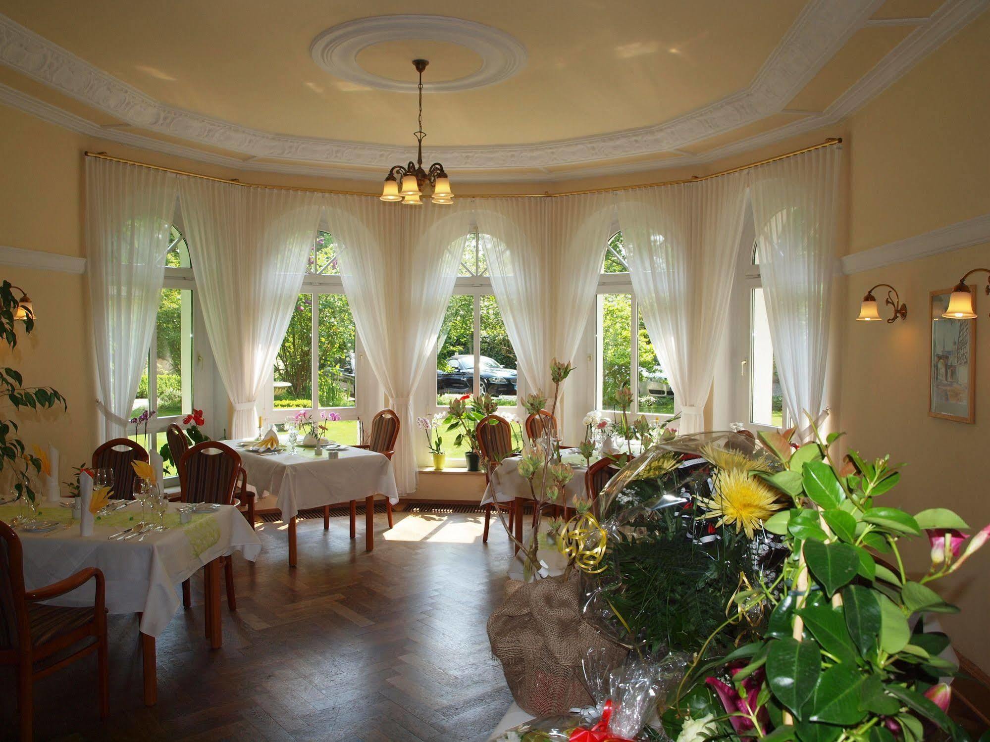 Hotel & Restaurant Bellevue Schmoelln Esterno foto