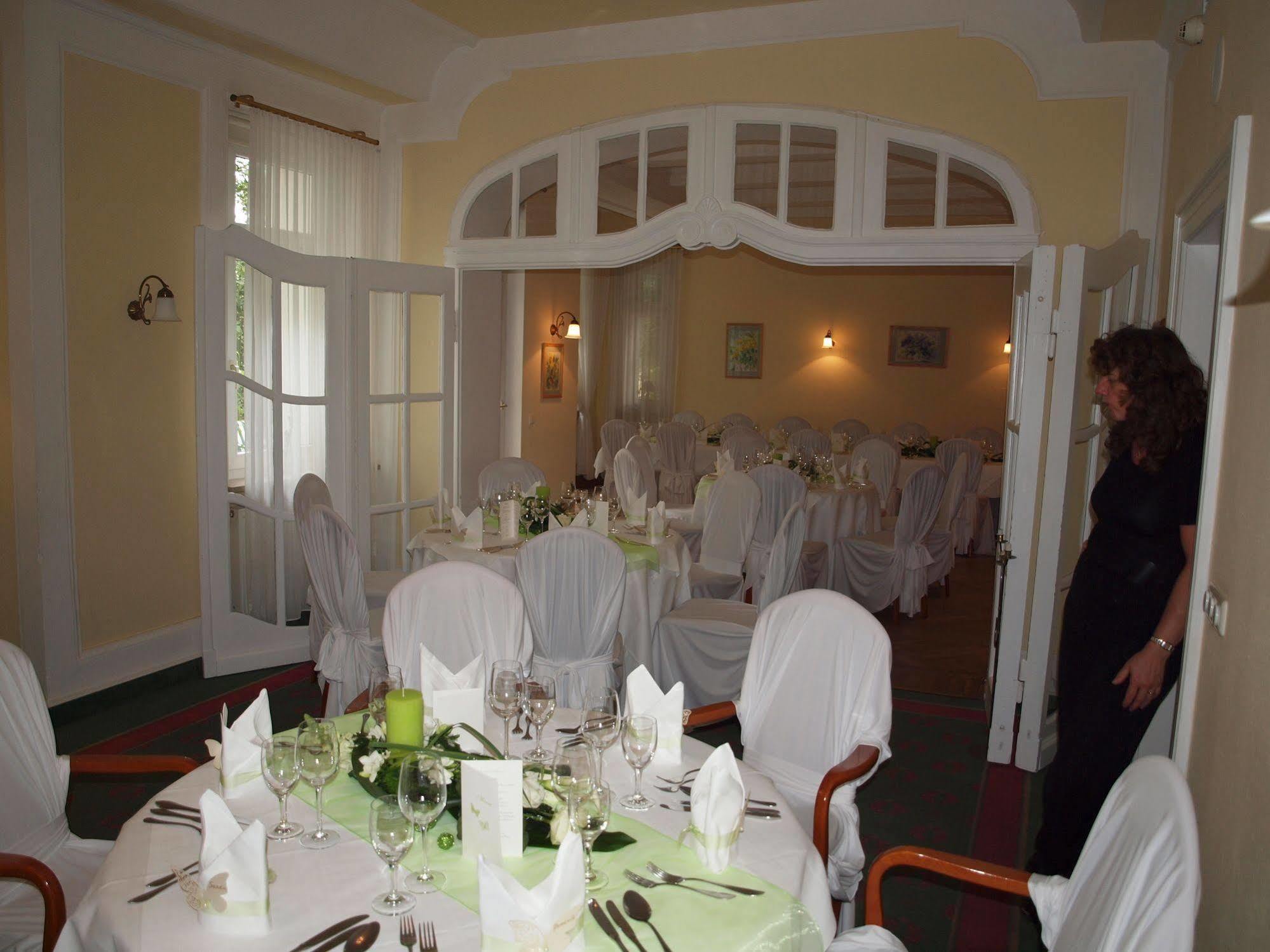 Hotel & Restaurant Bellevue Schmoelln Esterno foto